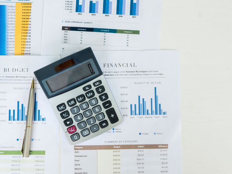 Une calculatrice, des graphiques et des chiffres